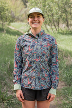 Load image into Gallery viewer, Triple Crown Button Down Long Sleeve | Chromaflor Mint
